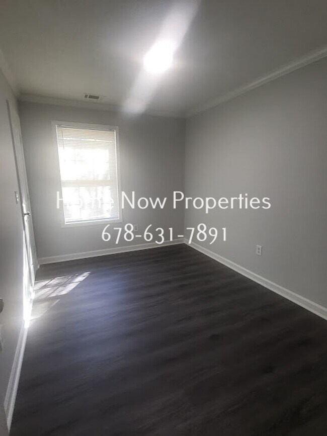 Building Photo - Spacious 4BR Home + Bonus Rooms in Mainstr...