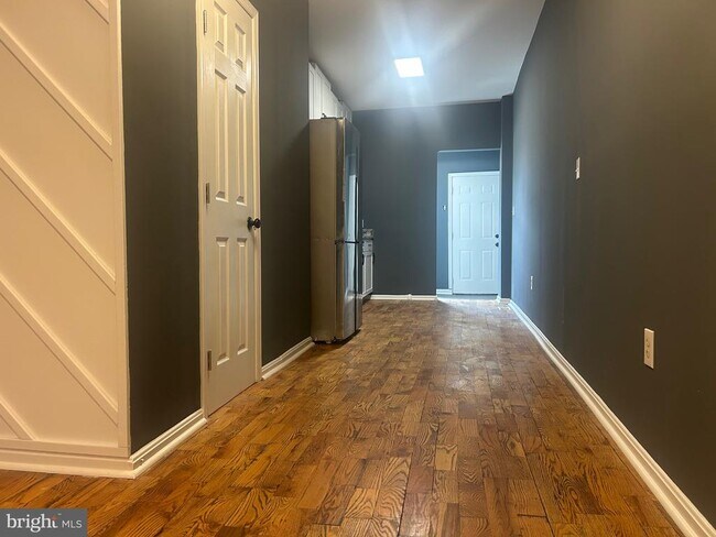 Building Photo - 1516 N Mount St