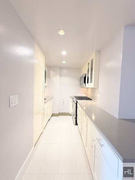 Building Photo - No fee 2 bed 1 bath with balcony - WEST 93 STREET