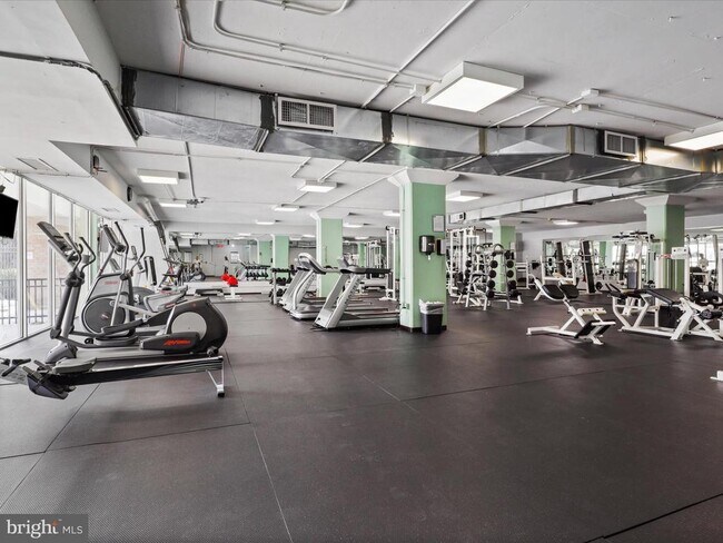 Building Photo - 4600 S Four Mile Run Dr