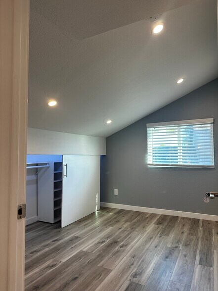 Building Photo - 517 Manzanita St