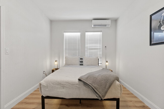 Building Photo - 911 E 23rd Ave