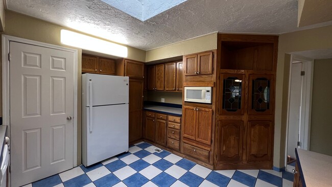 Building Photo - Outdoor Oasis: Charming 3 Bed 2 Bath House!