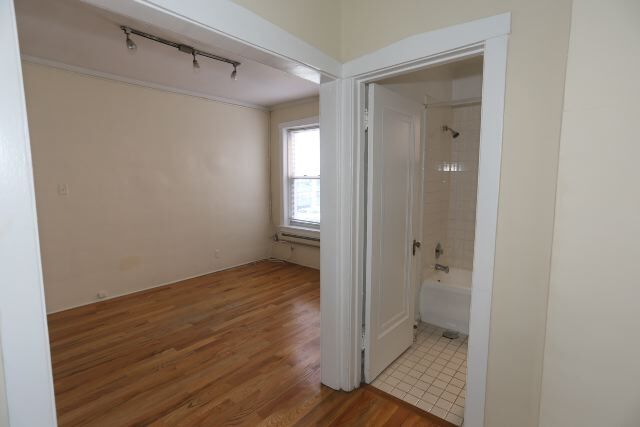 Building Photo - 516 W Melrose St