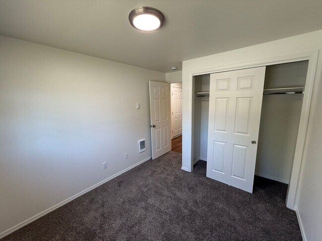 Building Photo - 1505 NW Highland Dr