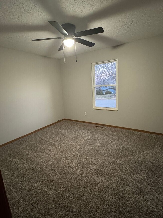 Building Photo - 3 Bedroom Home with large fenced in backyard