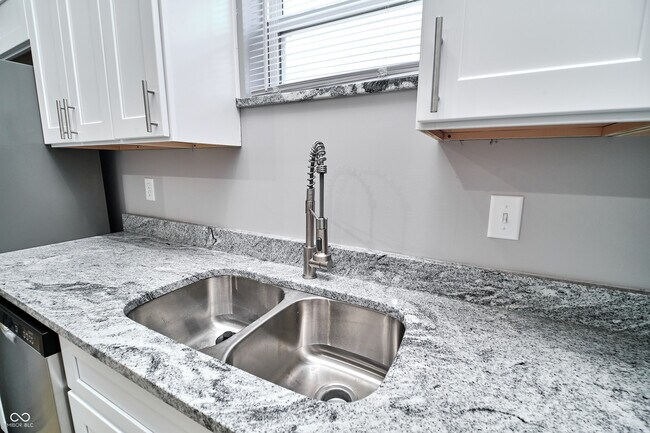 Building Photo - 415 Dequincy St