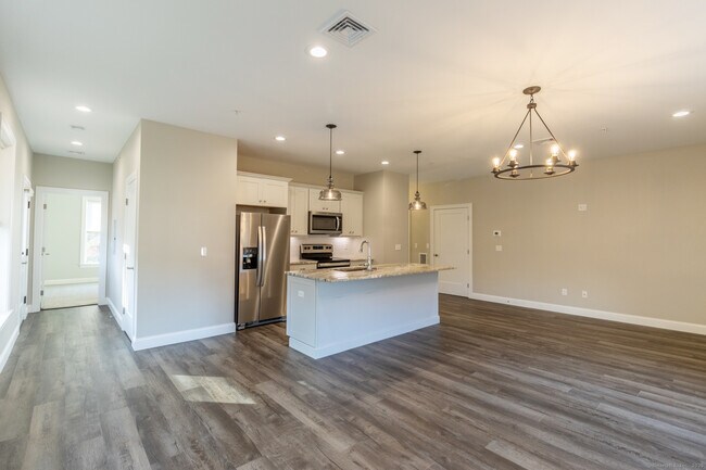 Building Photo - 500 Edgewater Cir