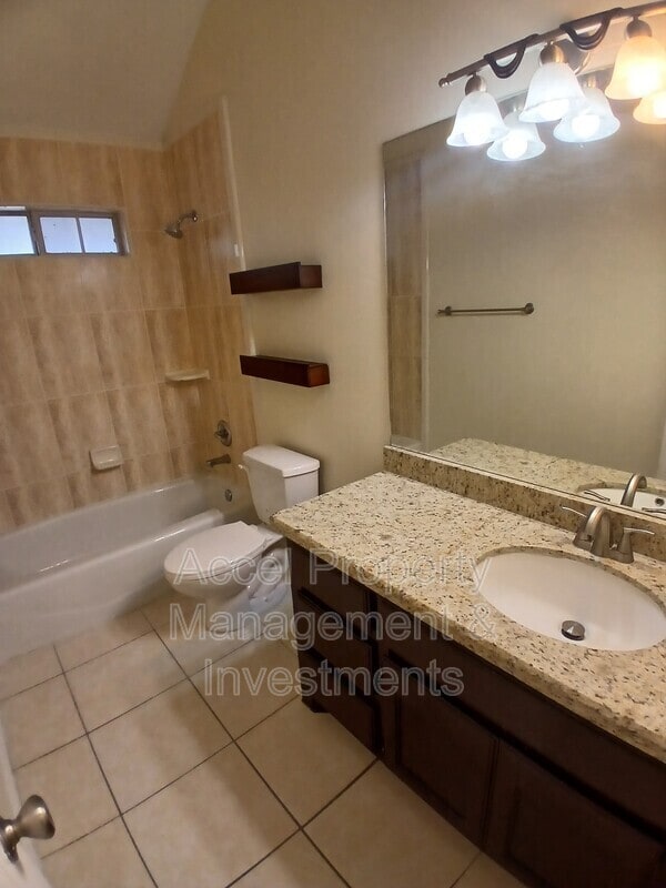 Building Photo - 4909 N Cypress St