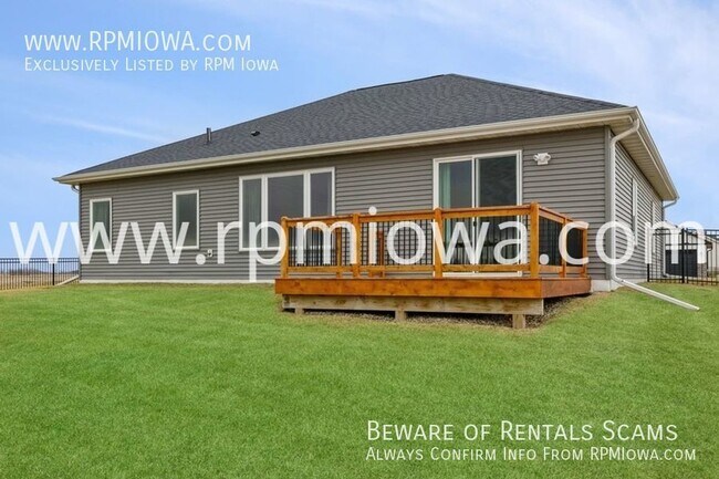 Building Photo - ZERO ENTRY EXECUTIVE RANCH!! 3 Bedroom, 2 ...