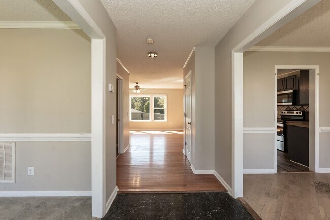 Building Photo - Large Three Bedroom Home!