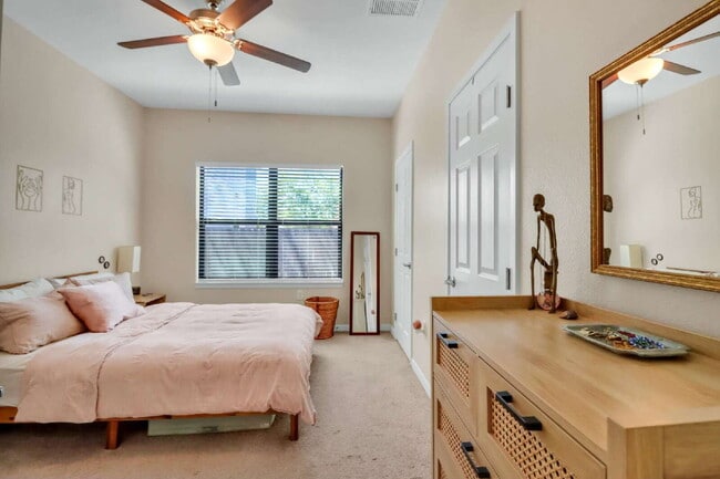 Building Photo - 522 Arthur St