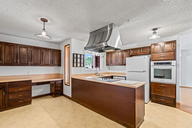 Building Photo - Charming and Immaculate Home for Rent in S...
