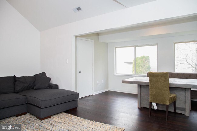 Building Photo - 828 Chanticleer