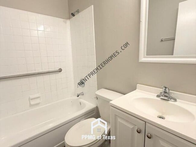 Building Photo - 10112 Palo Alto Dr