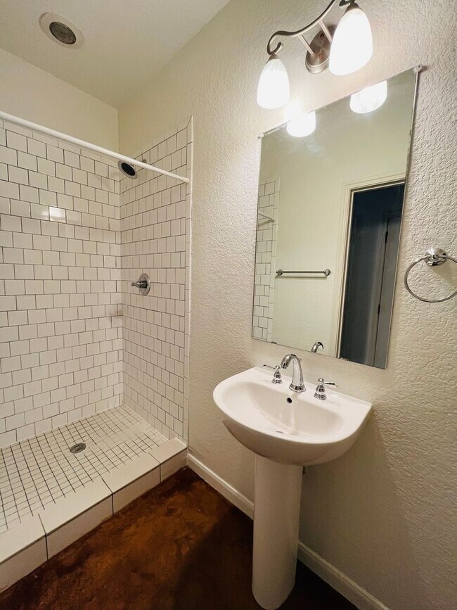 Building Photo - * MOVE IN SUMMER 6/27/2027 * $6500/$1300 per bed average 5 Bed 3 Bath 3 Block to TCU