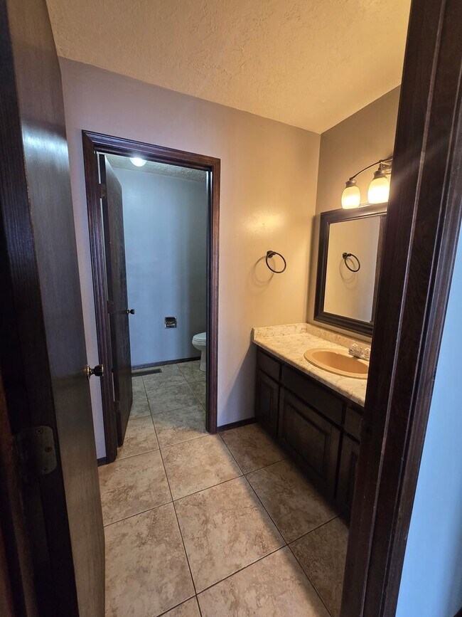 Building Photo - 2 bedroom, 2 bath in NE
