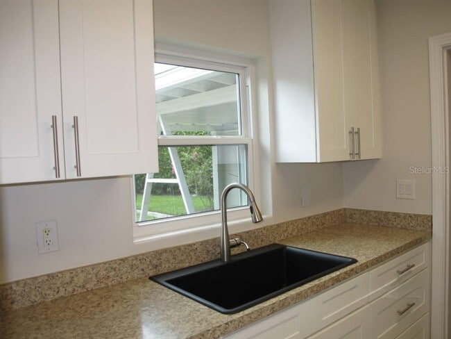 Building Photo - 1803 Pineview Cir