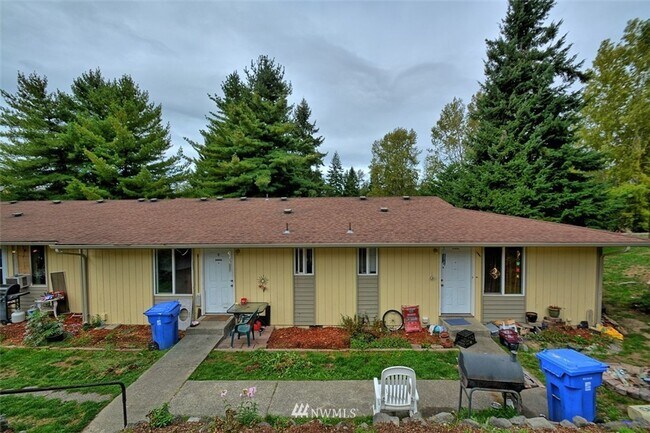 Primary Photo - Cute 2 Bedroom 1 Bath in a 4-PLEX