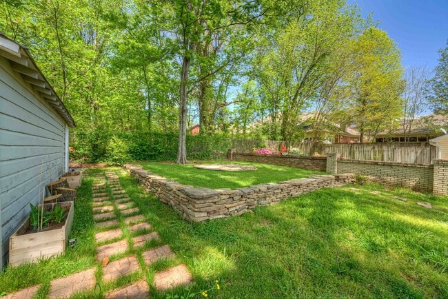 Building Photo - Beautiful 3 bed/3 full baths PLUS flex spa...