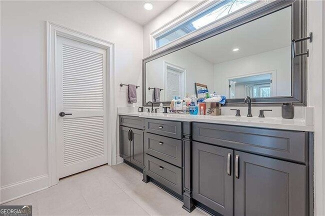 Building Photo - 4562 Columns Dr SE