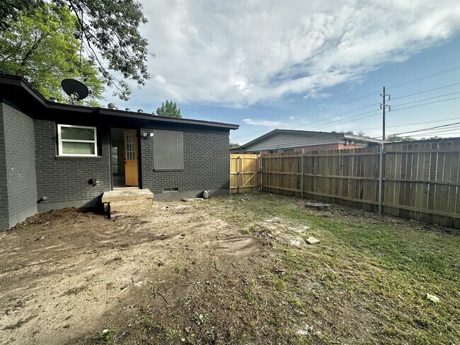 Building Photo - 10809 Sharondale Ln