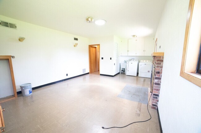 Building Photo - Large One Level Oregon City Home