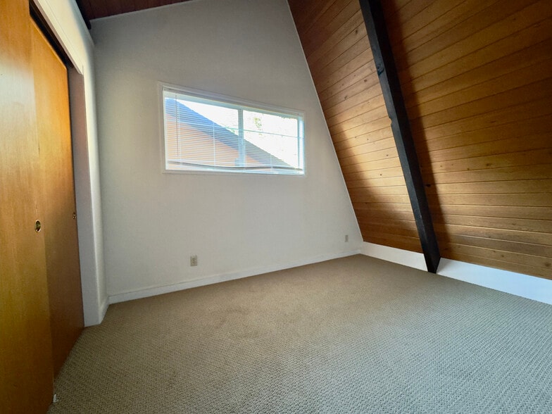 Building Photo - 6583 Valley View Rd