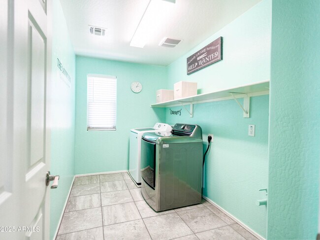 Building Photo - 761 W Desert Hollow Dr