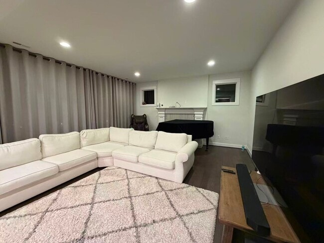 Building Photo - Spacious 5B Home in Desirable Sammamish neighborhood