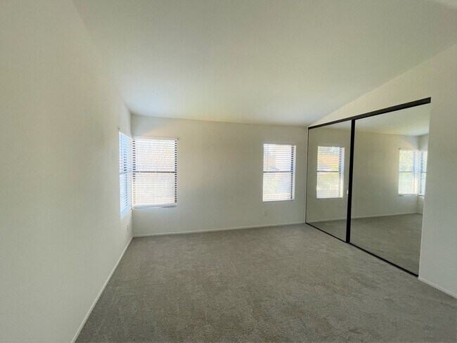 Building Photo - Large and Bright Mira Mesa Home