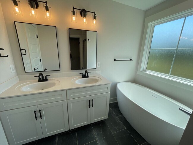 Building Photo - 3 Bed 2.5 Bath Dog Friendly Home For Rent Near Post!