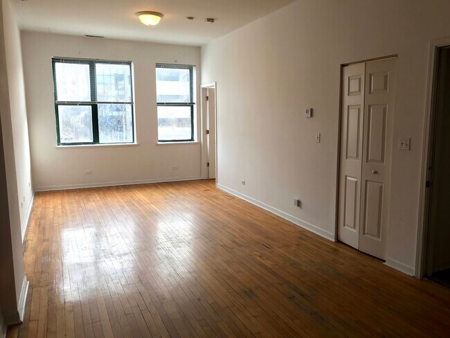 Building Photo - 1418 N Western Ave