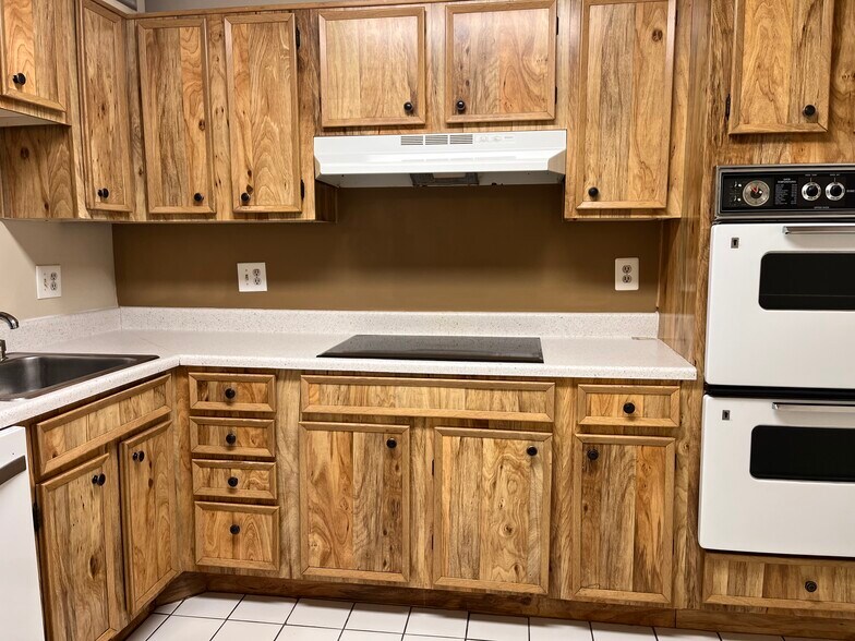 Building Photo - 8360 Greensboro Dr