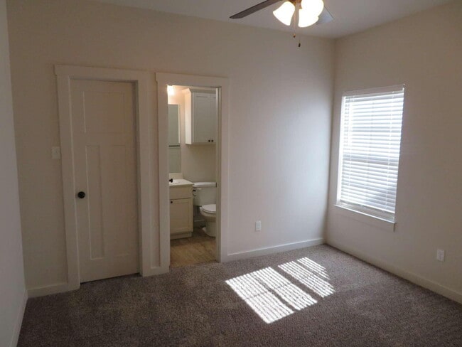 Building Photo - 2102 9th St