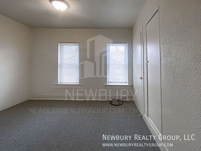 Building Photo - Spacious & Updated 2-Bedroom Row Home – Mo...