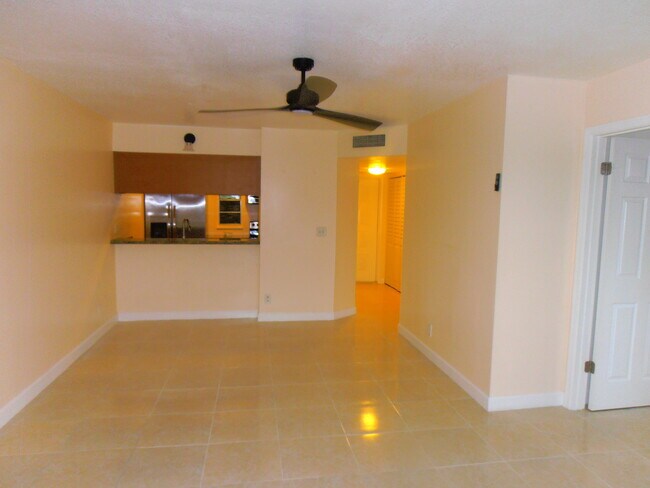 Building Photo - 877 Twin Lakes Dr