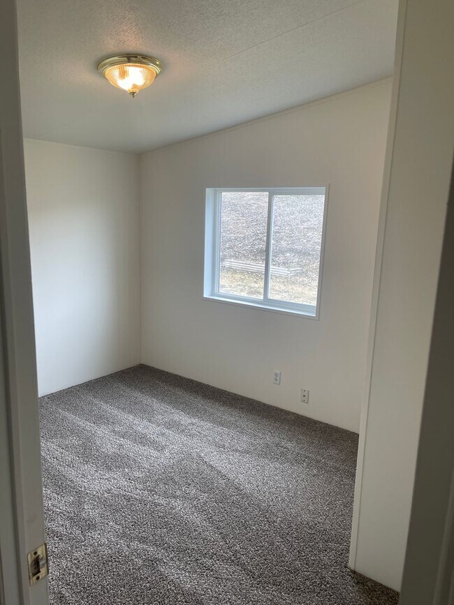Building Photo - 3 Bed 2 Bath Home on Property Available for Lease