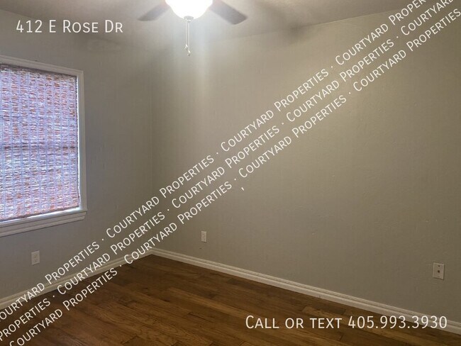 Building Photo - 412 E Rose Dr