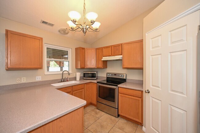 Building Photo - Great Family Home in Excellent Location!