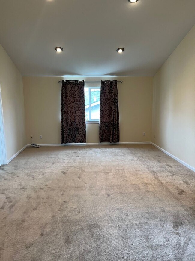 Building Photo - CAMPBELL - Executive 5 bedroom home in a desirable neighborhood