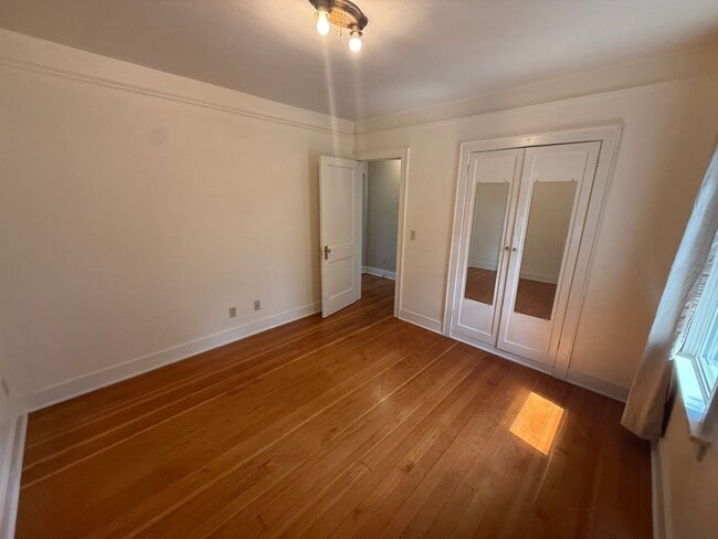 Building Photo - Charming 2BR/1BA Campus House
