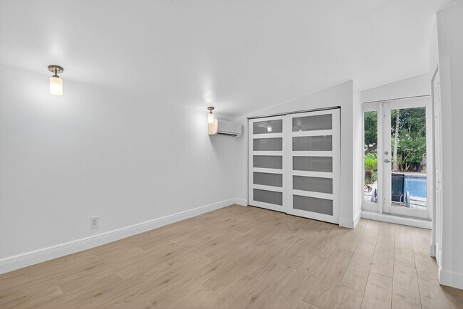 Building Photo - 1606 NE 15th Ave