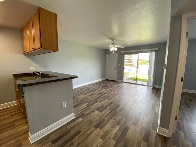 Building Photo - 1/1 in the Heart of Brandon with a lake view!
