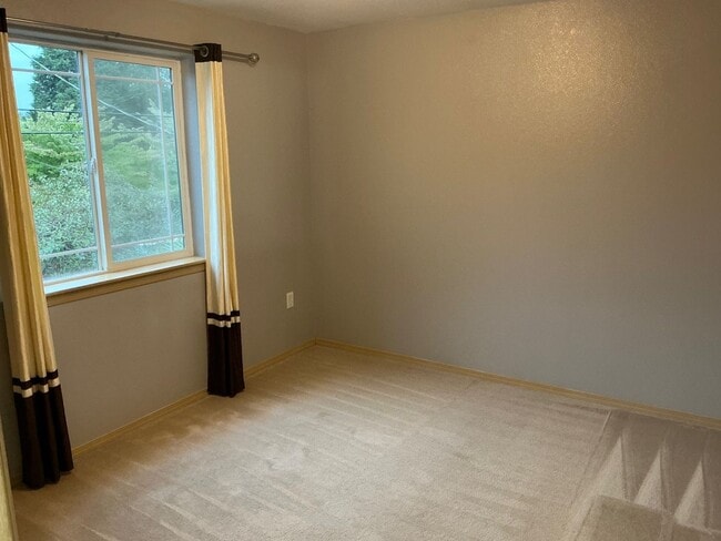 Building Photo - Modern  Conveniences