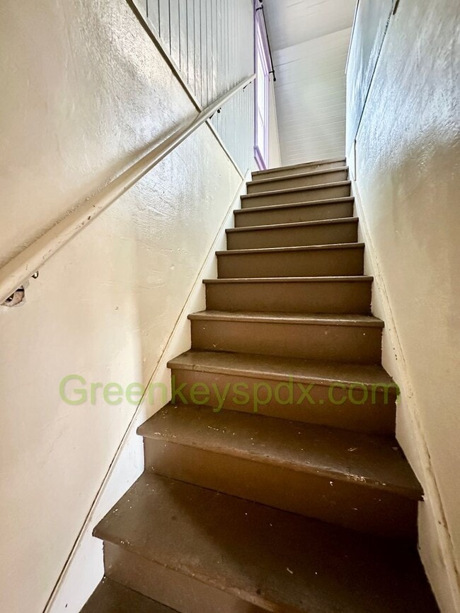 Building Photo - 2-Bedroom House with Fully Fenced Backyard...