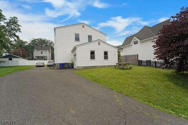 Building Photo - 23 Doremus St