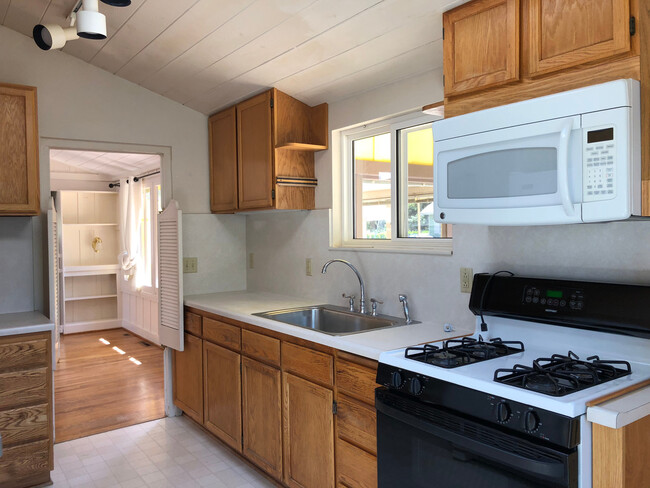 Building Photo - Adorable Two Bedroom in Pacific Grove!