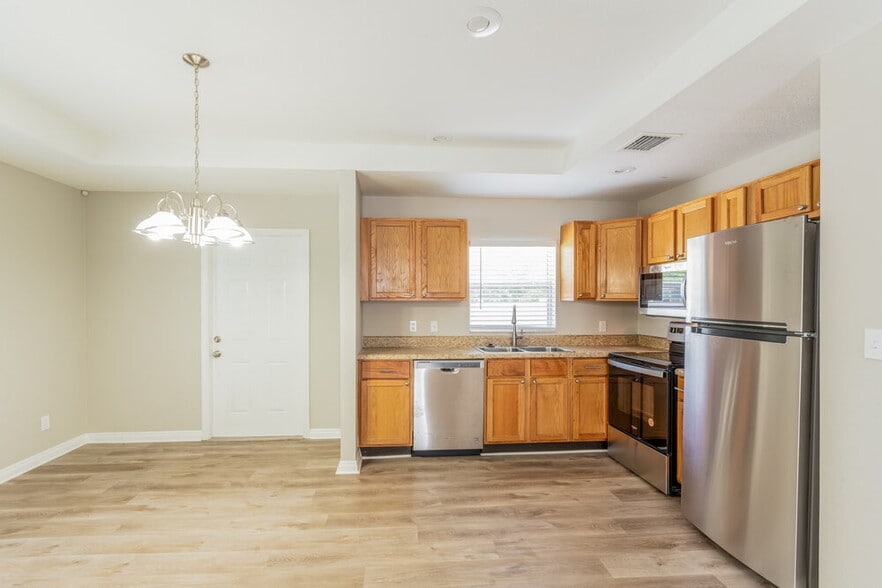 Building Photo - 674 15th Ave S