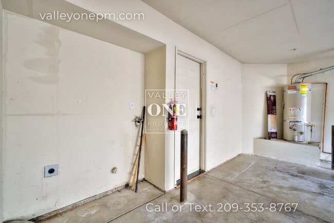 Building Photo - Rare vacancy opportunity in Turlock's finest and most desirable townhome complex!